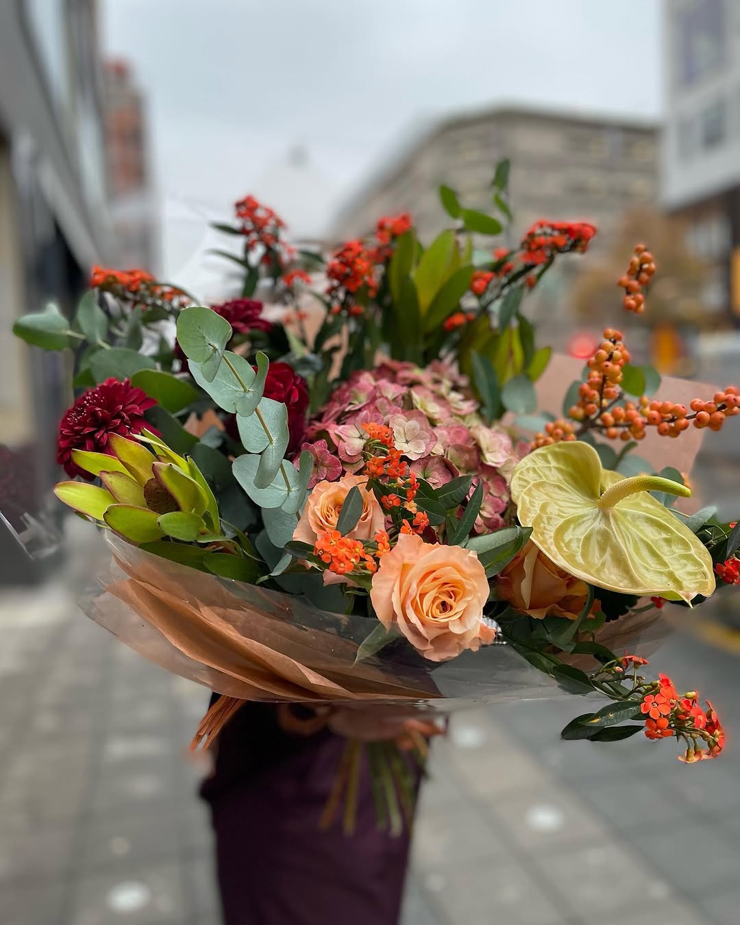 Höstbukett med rosor och anthurium